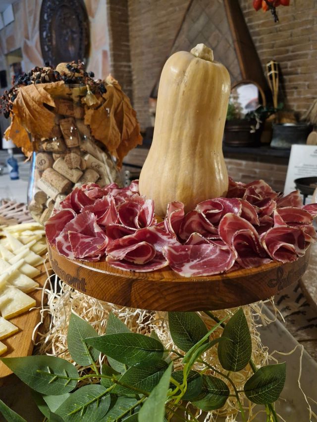 affettati su un tavolo a buffet