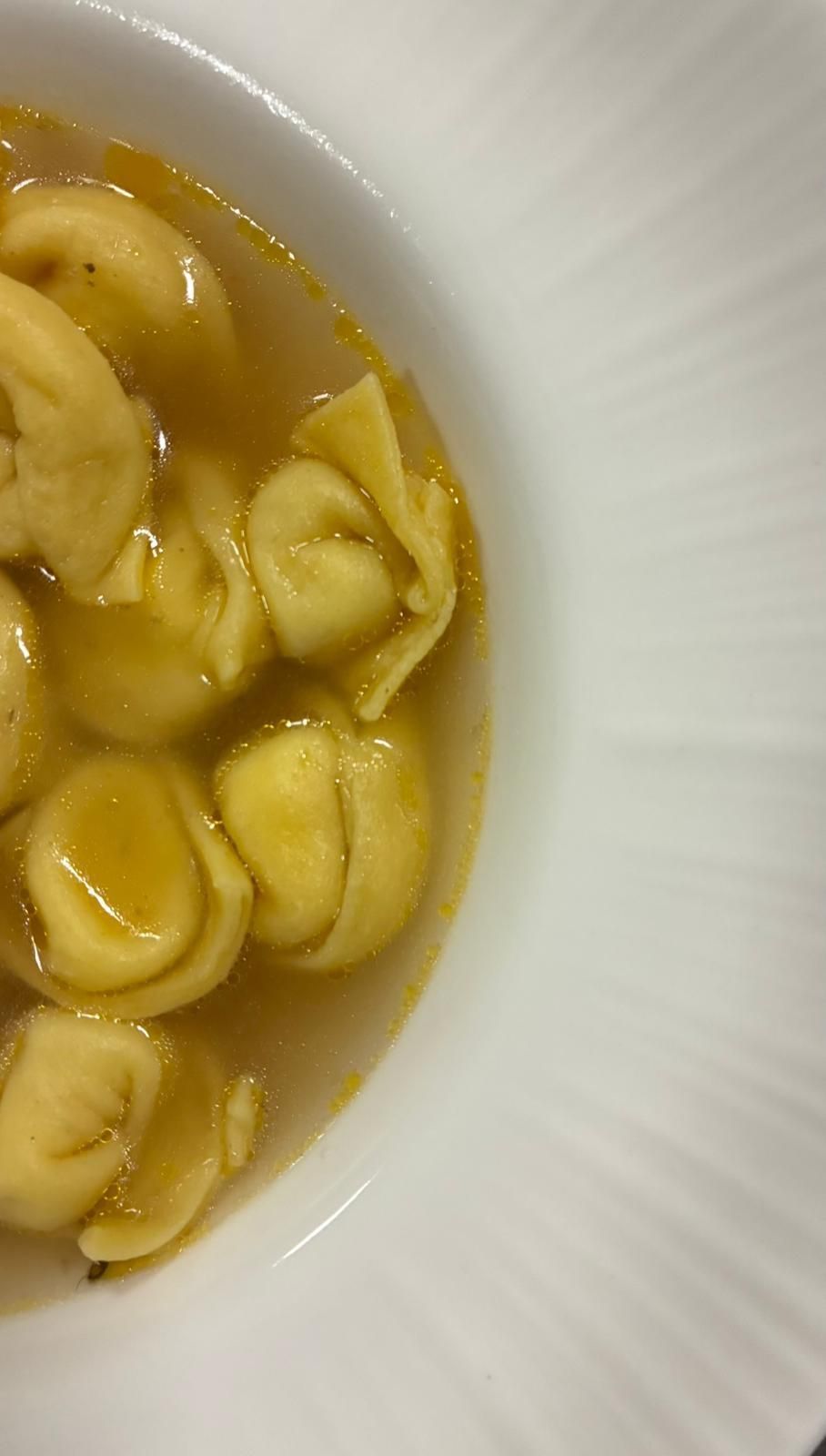 Ceviche di gamberi su un piatto rettangolare, guarnito con pompelmo ed erbe aromatiche.