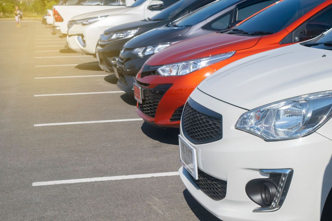 fila di macchine parcheggiate in una autorimessa