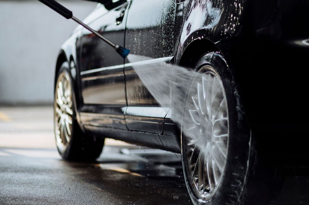 fila di macchine parcheggiate in una autorimessa