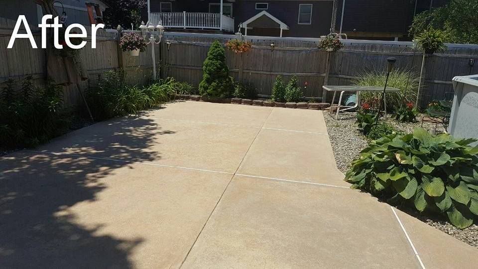 A picture of a concrete driveway after being cleaned.