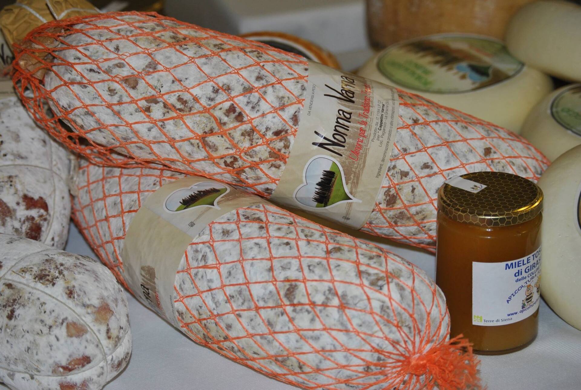 Salame in rete e barattolo di miele in esposizione.
