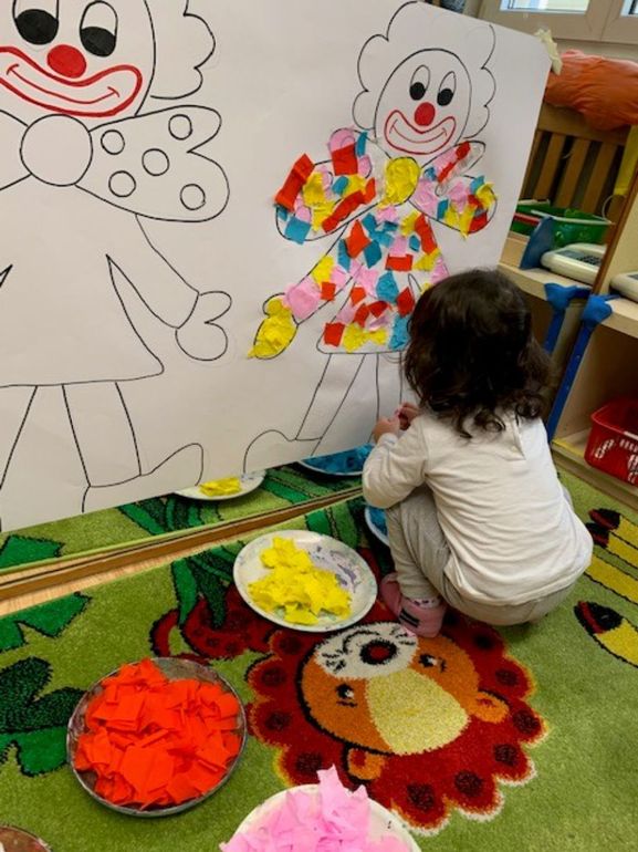 bambina che colora