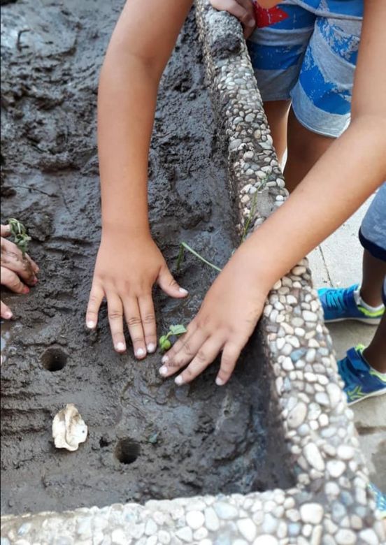 bambini che giocano all'aperto