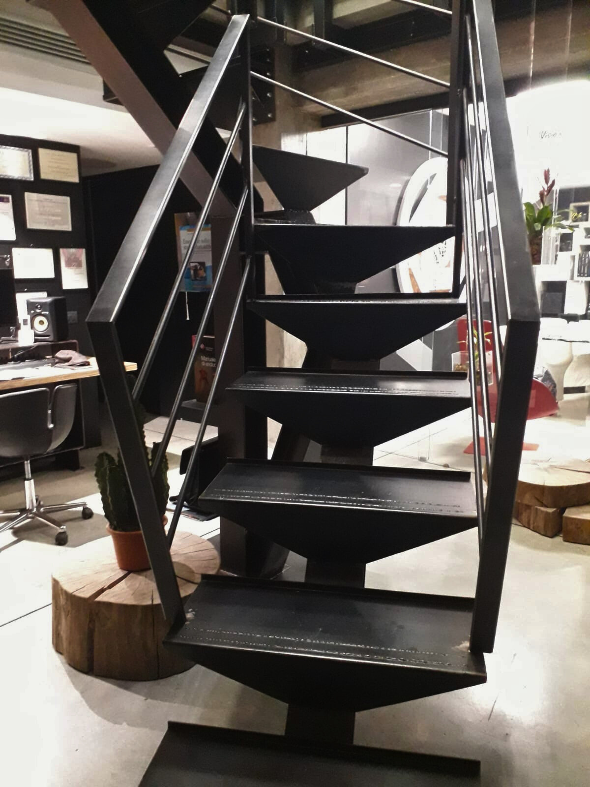 Scala nera in metallo - D'Aversa Ettore Srl Frosinone