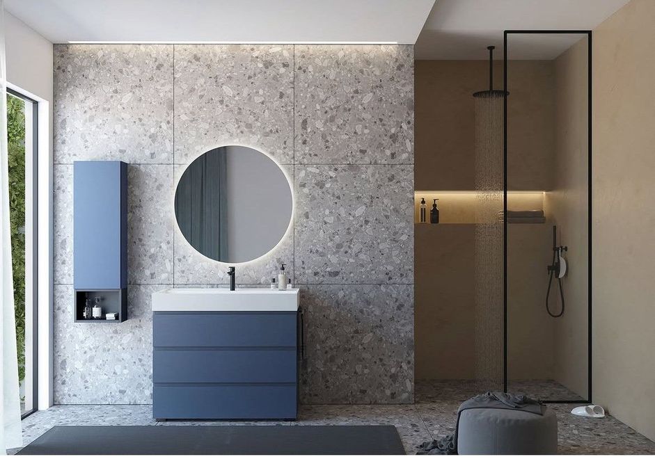 Cortile interno moderno con pareti in vetro, pavimenti in legno e illuminazione contemporanea.