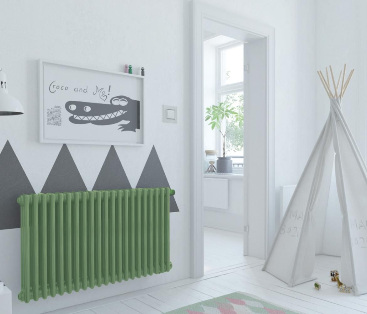Cameretta luminosa e bianca con copritermosifone verde, decorazioni murali a forma di squalo e un teepee bianco vicino a una finestra.