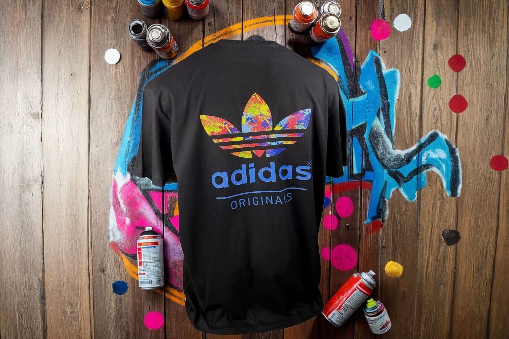 Camiseta negra de Adidas Originals con logotipo de arcoíris