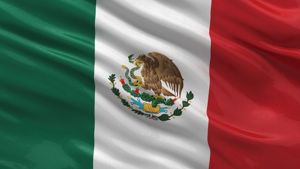 Bandera mexicana con franjas verticales verdes, blancas y rojas