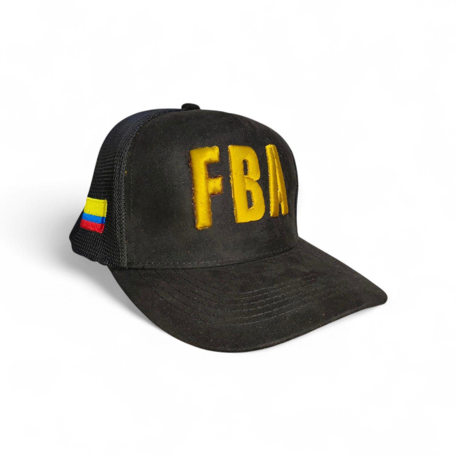 Gorra de béisbol negra con las letras 