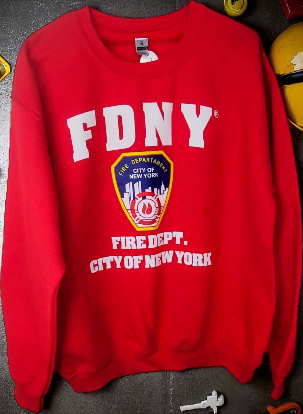 Sudadera roja del FDNY con parche del Departamento de Bomberos de la Ciudad de Nueva York y letras blancas.