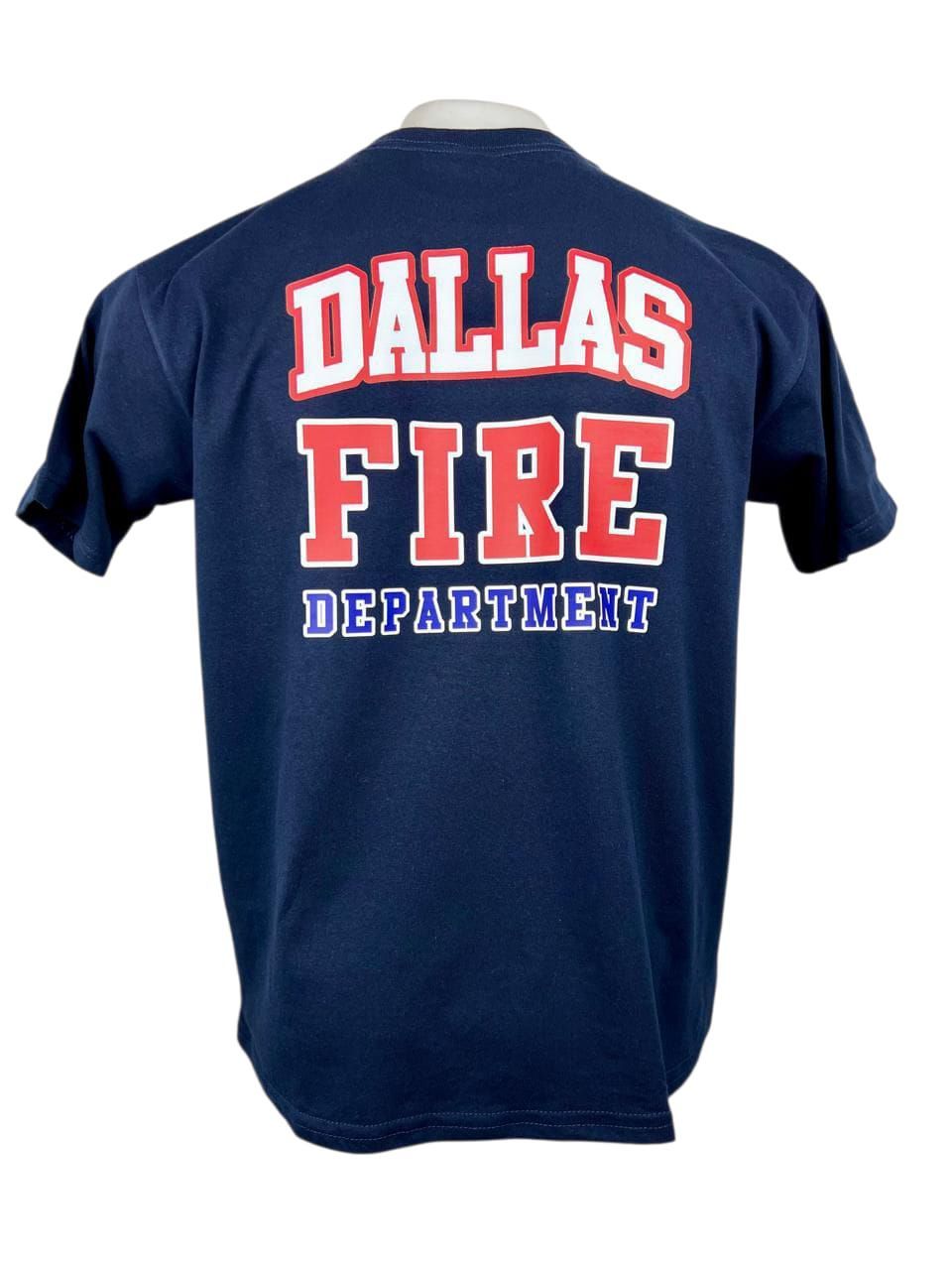 Camiseta del Departamento de Bomberos de Dallas de la Marina con letras rojas y blancas en la espalda.
