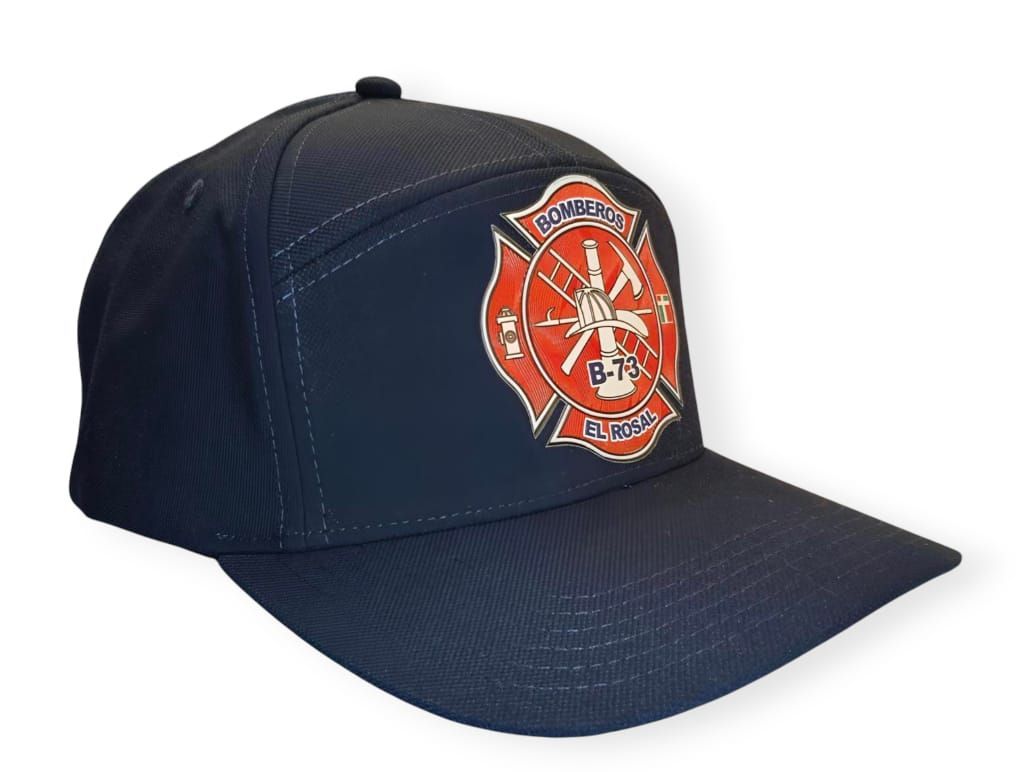 Gorra de bombero azul marino con el emblema del departamento de bomberos en rojo y dorado en la parte delantera.