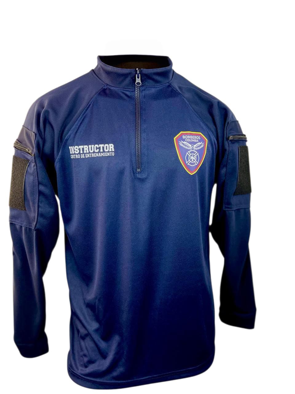 Jersey azul de manga larga con cremallera, parches de estilo policial y texto blanco en el pecho.