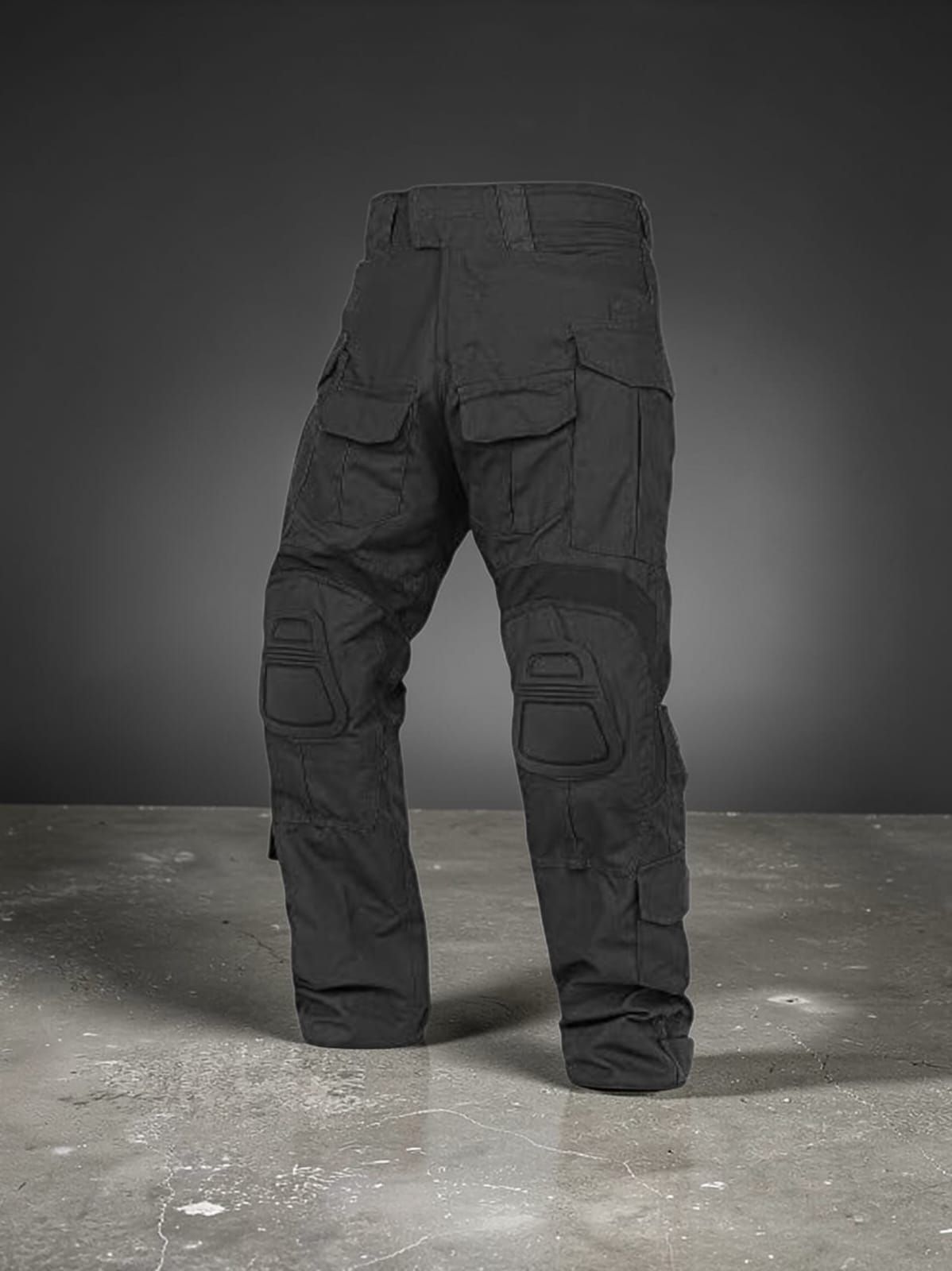 Pantalones cargo tácticos negros exhibidos sobre un fondo de estudio gris.