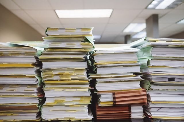 Ein Stapel Bücher, die in einem Büro übereinander liegen