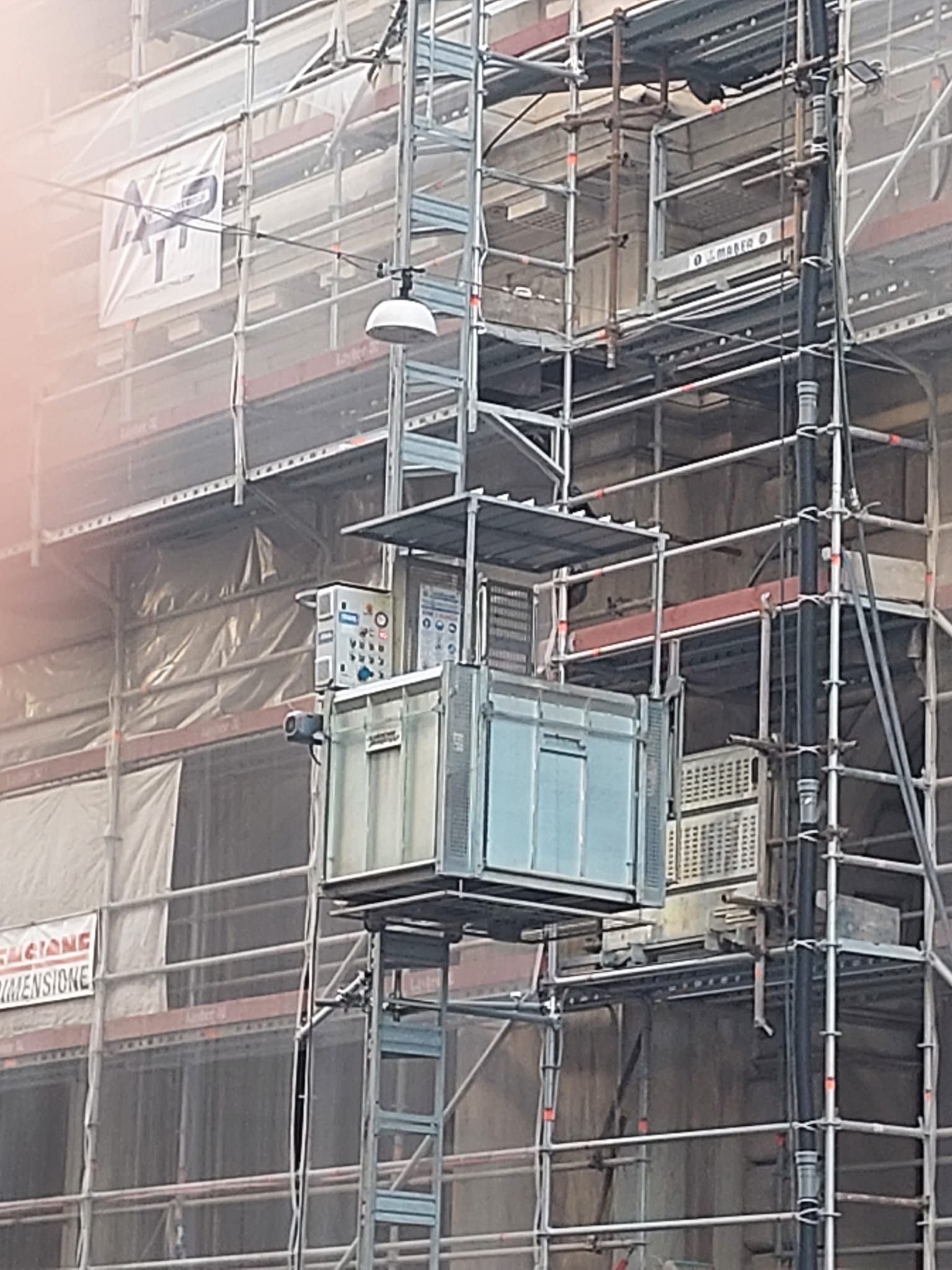 piattaforme di carico, impalcature, ponteggi mobili, ponteggi usati