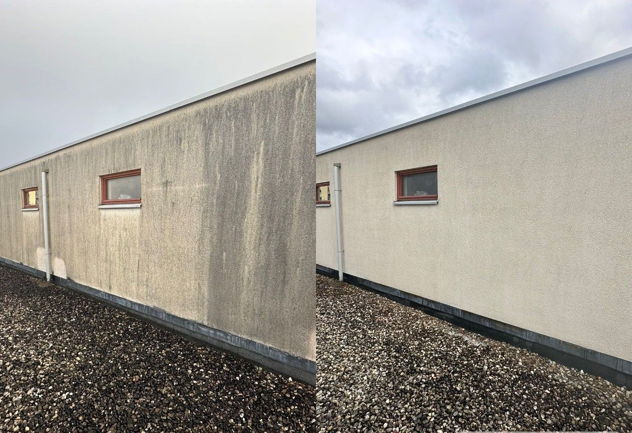 Vergelijking van de buitenkant van een lichtgekleurd gebouw vóór en na de schoonmaak, met zichtbare verbeteringen.