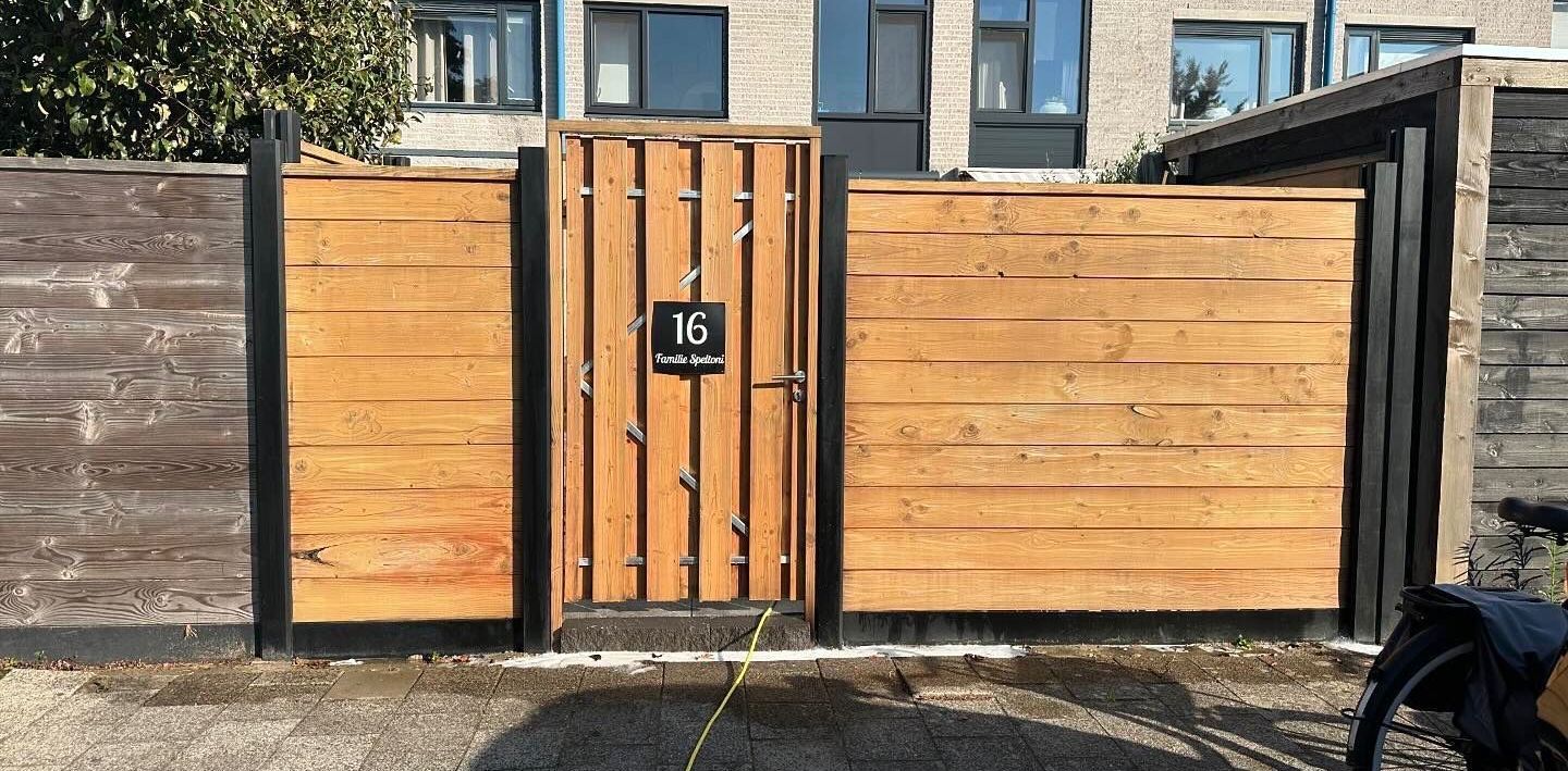 Houten hek met poort, huisnummer 