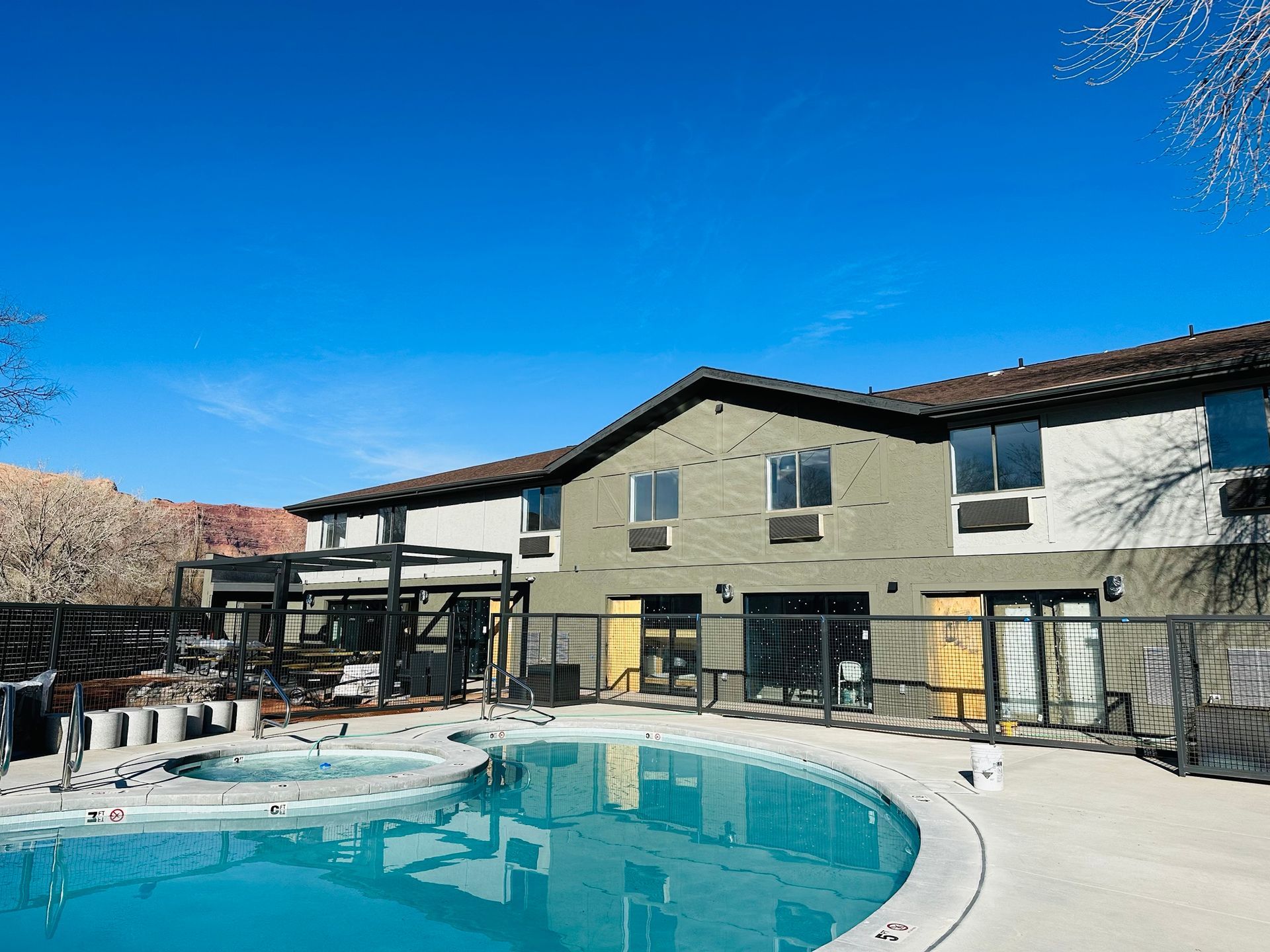 A large building with a swimming pool in front of it.