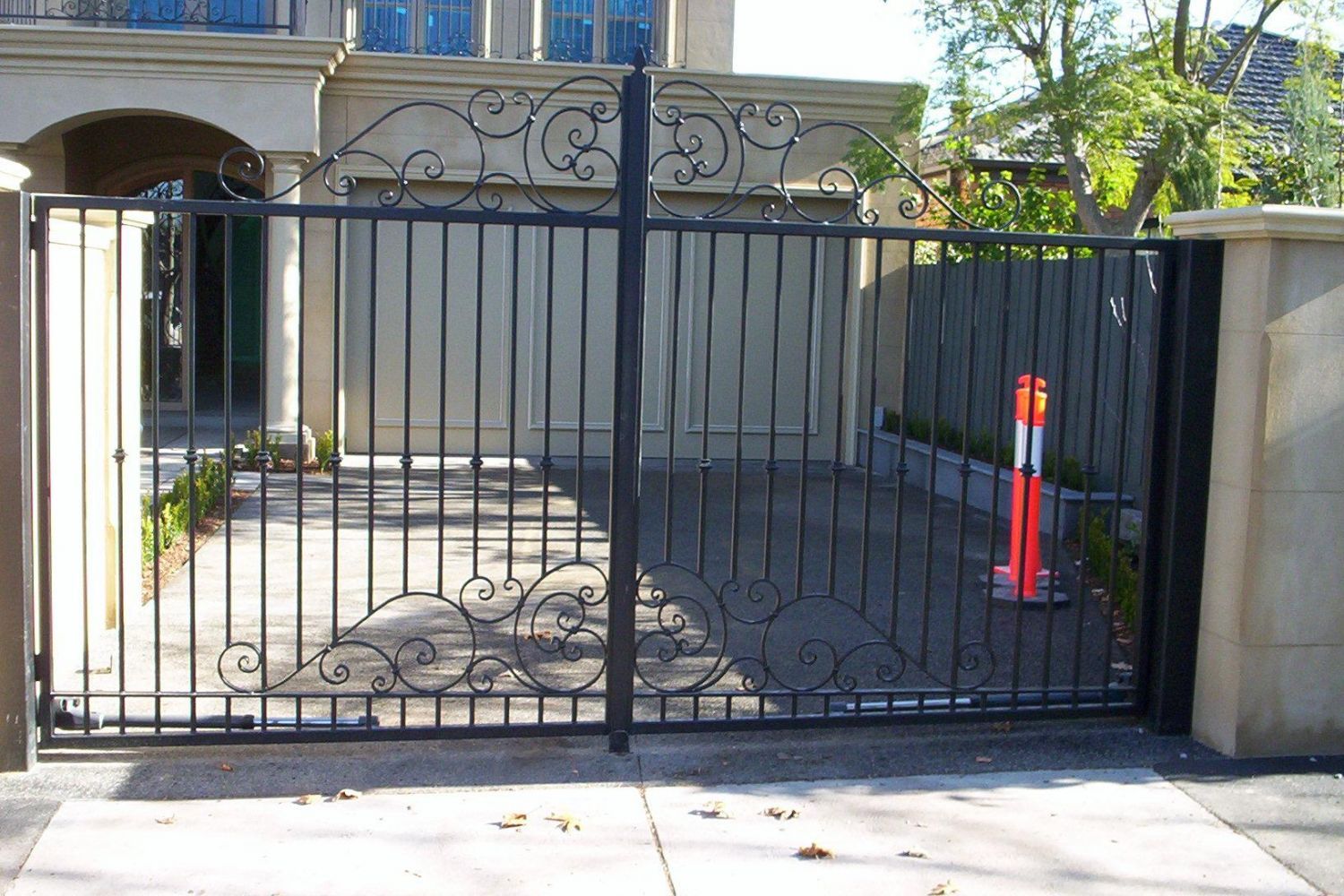 White House With Swing Gates - Cheltenham, VIC - Park Avenue Wrought Iron