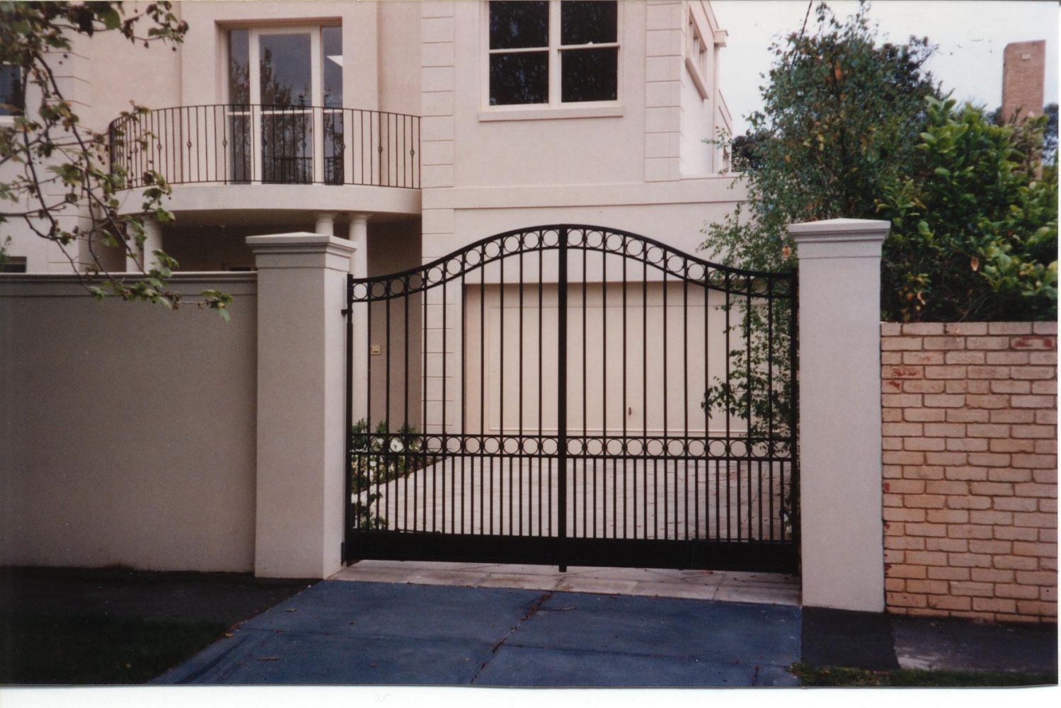 Black Swing Gates In White House - Cheltenham, VIC - Park Avenue Wrought Iron