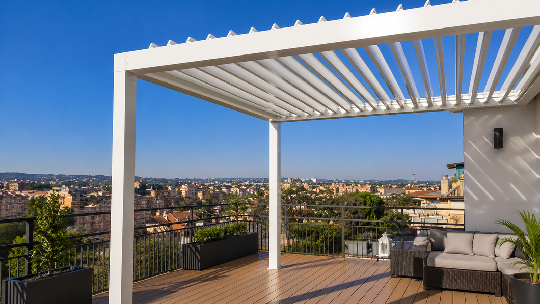 Terrazza sul tetto con pergola bianca, sedie in vimini e panorama cittadino al tramonto.