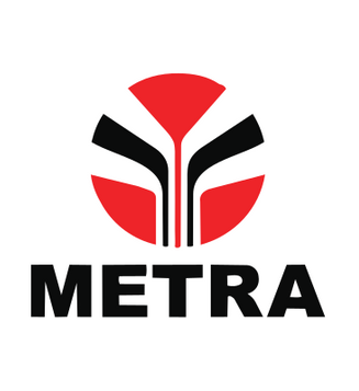 Logo METRA con emblema astratto rosso e nero sopra un testo nero in grassetto.