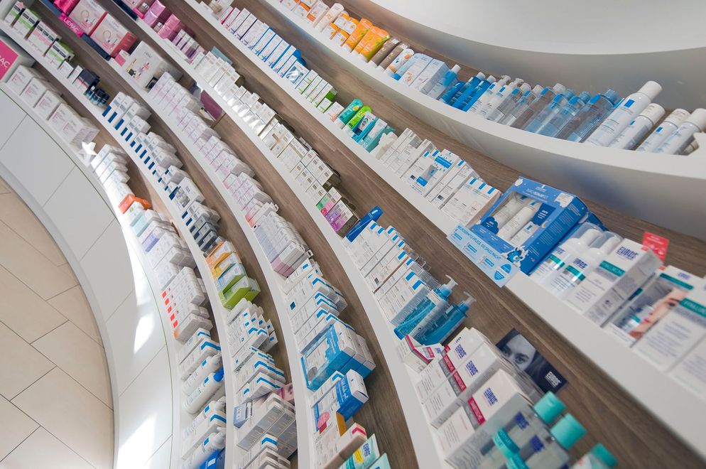 Eine Apotheke mit vielen verschiedenen Medikamenten und Kosmetika.