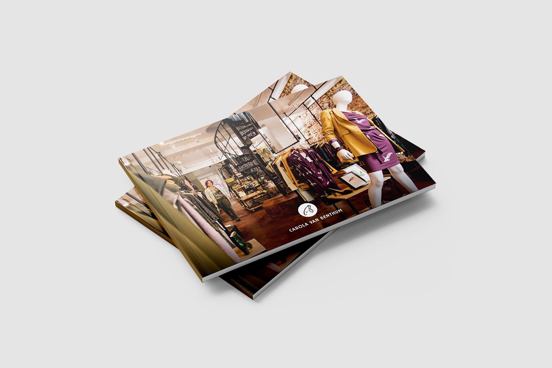 Brochure kledingcollectie Carola van Benthum. Vormgeving: Suzanne Menheere.