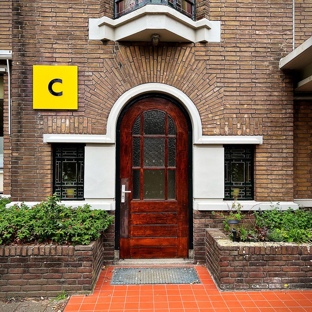 De ontwerpstudio van Suzanne Menheere bevindt zich in Gebouw C op de Generaal de Bonskazerne in Velp bij Grave.