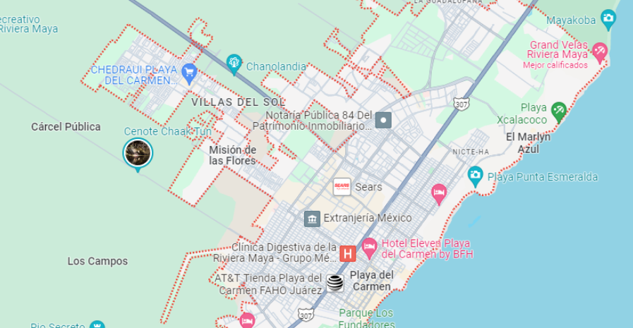 Mapa de una ciudad costera, que muestra carreteras, edificios y puntos de interés cerca del océano.