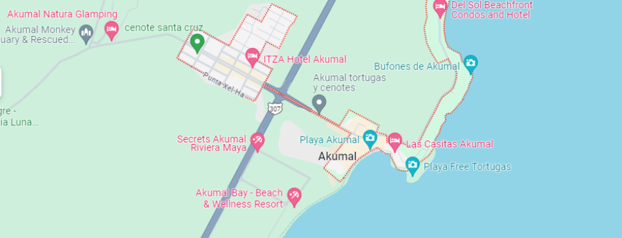 Mapa de Akumal, México, con varias ubicaciones marcadas con alfileres, incluidas playas y centros turísticos .