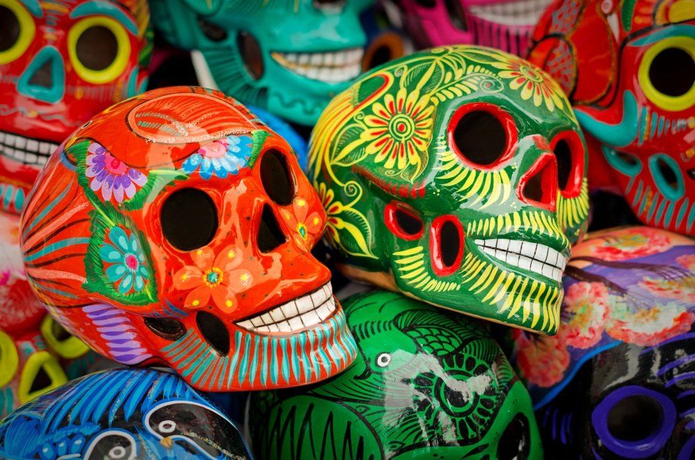 Primer plano de calaveras de azúcar coloridas y decoradas, para la celebración del Día de Muertos.