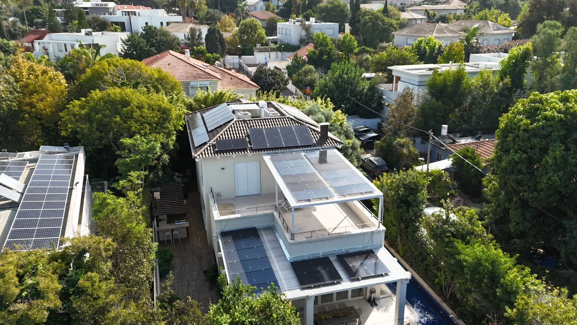 אזור גג חיצוני עם שלוש יחידות חשמל תעשייתיות לבנות וכבלים על רצפת הבטון