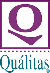 Logotipo de Quálitas con una “Q” estilizada de color púrpura sobre texto turquesa sobre un fondo blanco.
