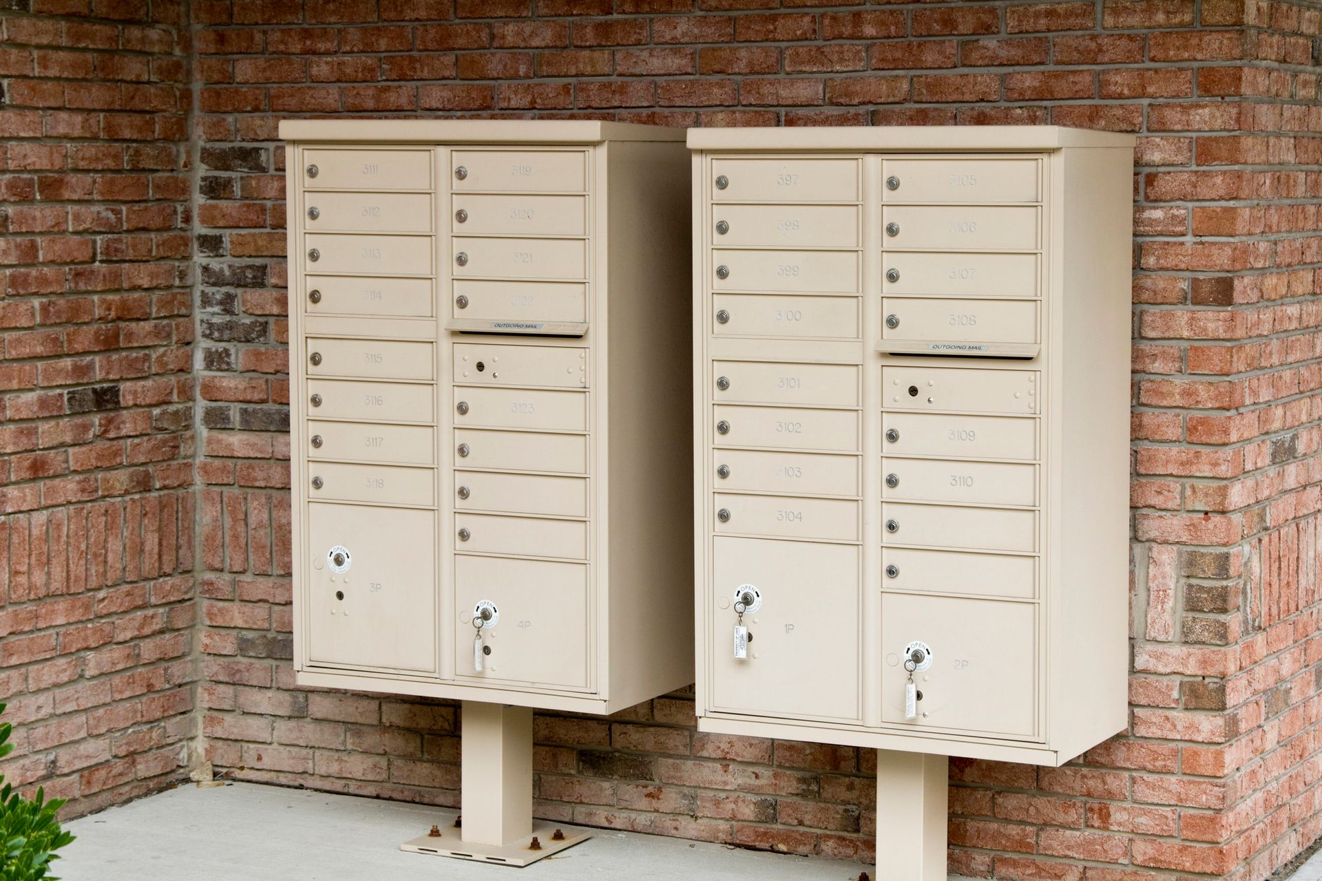 USPS POSTAL PACKAGE DELIVERY LOCKER