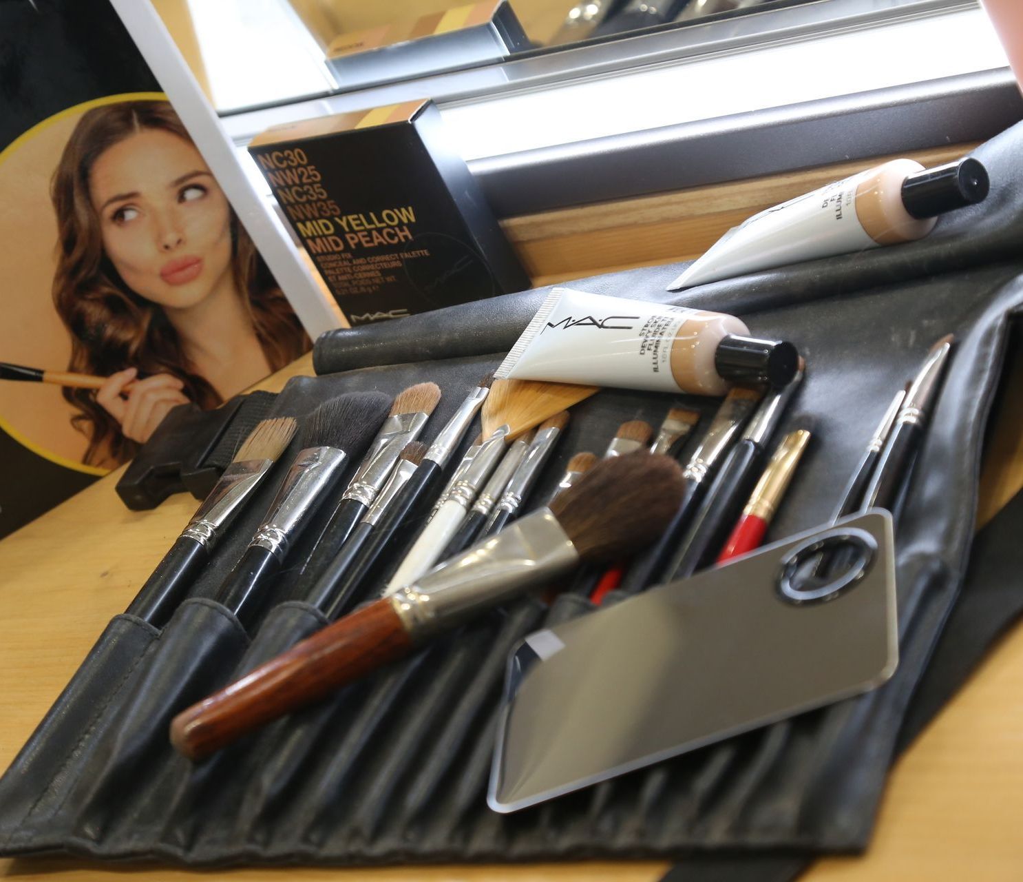 Pennelli e tubetti per il trucco in una custodia nera