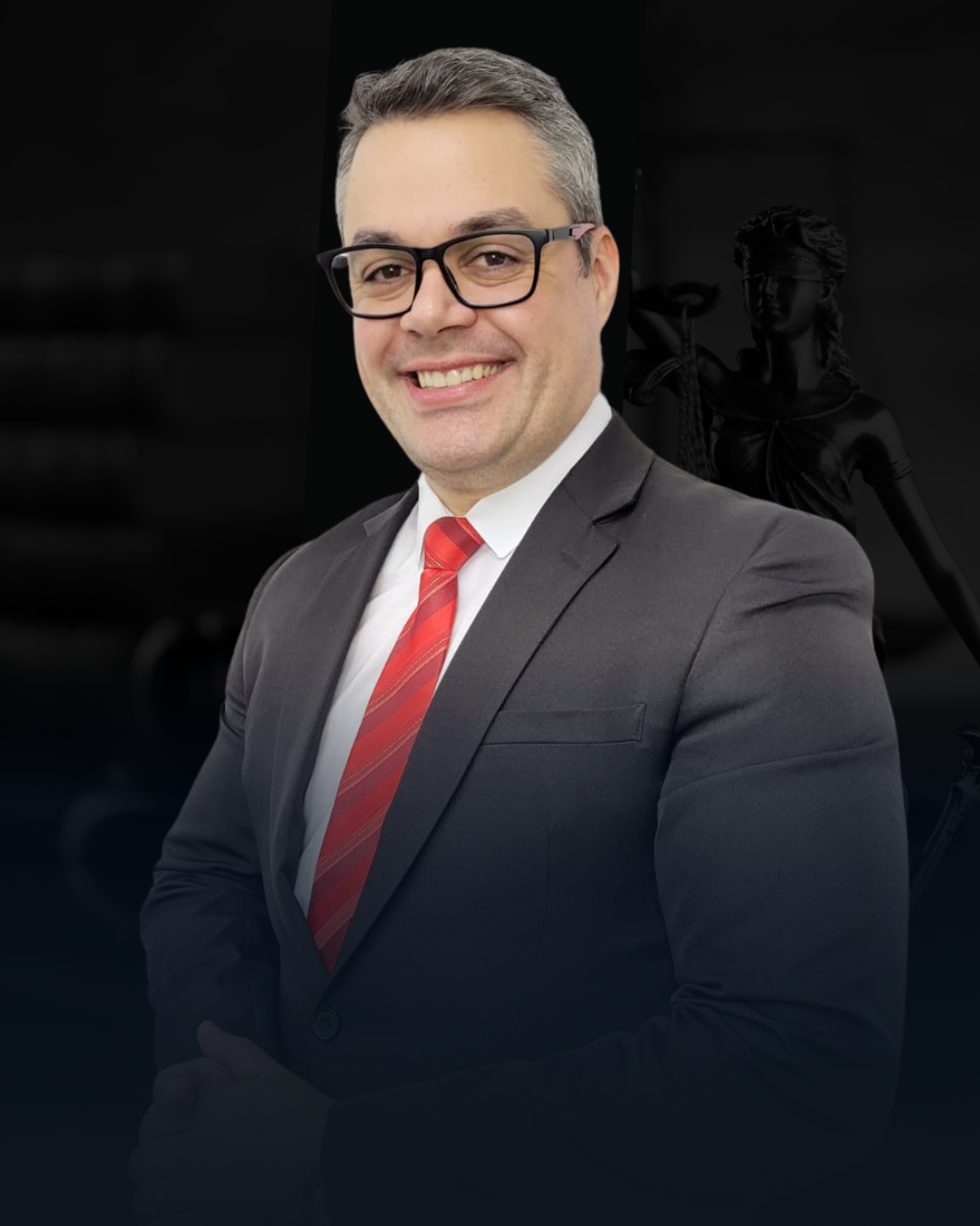 Homem de terno e gravata, sorrindo, usando óculos, em um escritório de advocacia.