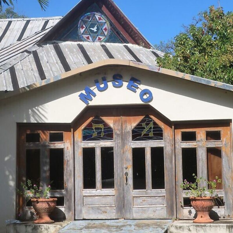 A building with the word museo on it