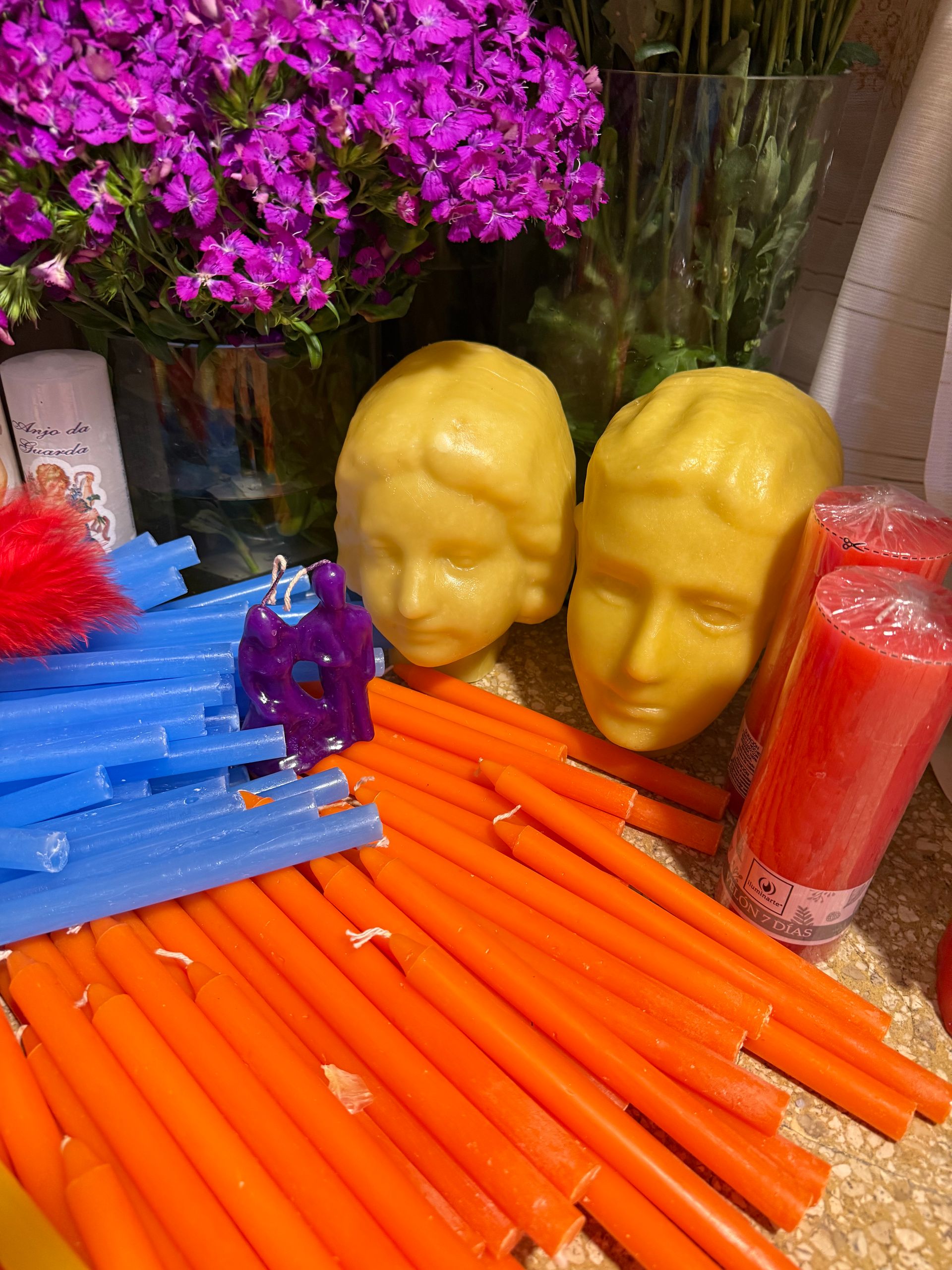 Luna creciente contra un cielo azul oscuro y estrellado.