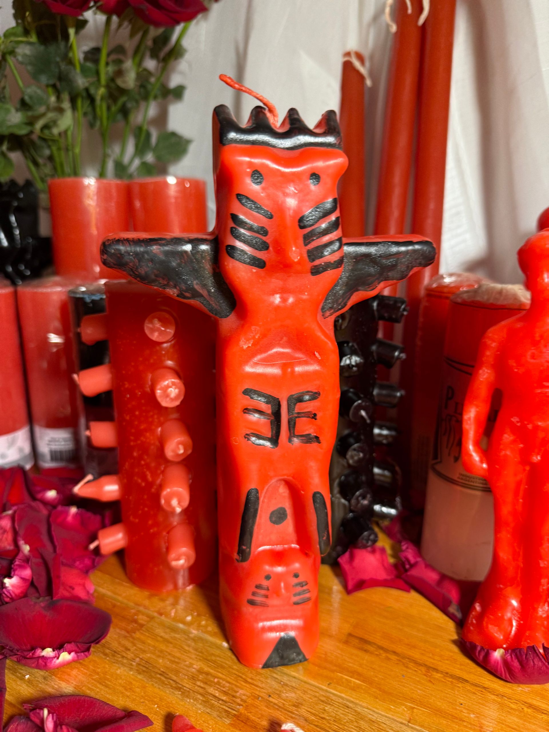 Vía Láctea sobre montañas cubiertas de nieve, con un cielo nocturno brillante y estrellado encima.