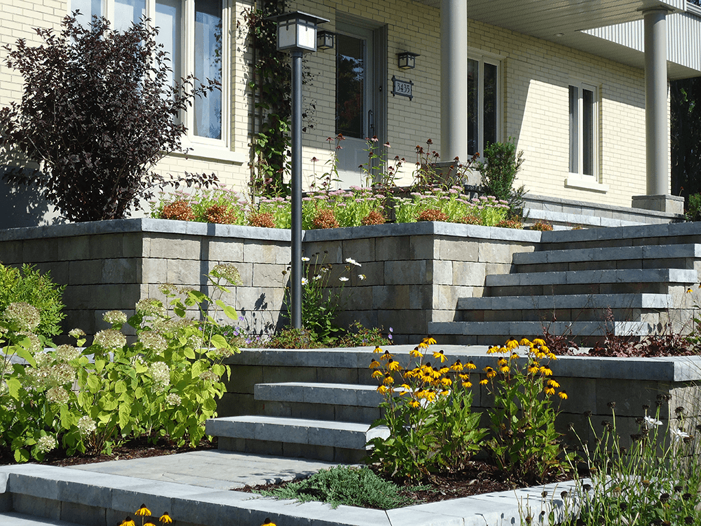 Une maison avec des escaliers menant à la porte d'entrée