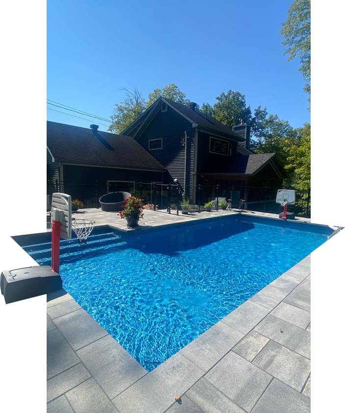 Une grande piscine devant une maison