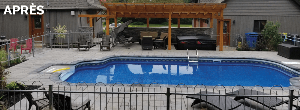 Une grande piscine est entourée d'une clôture et de chaises dans une cour.