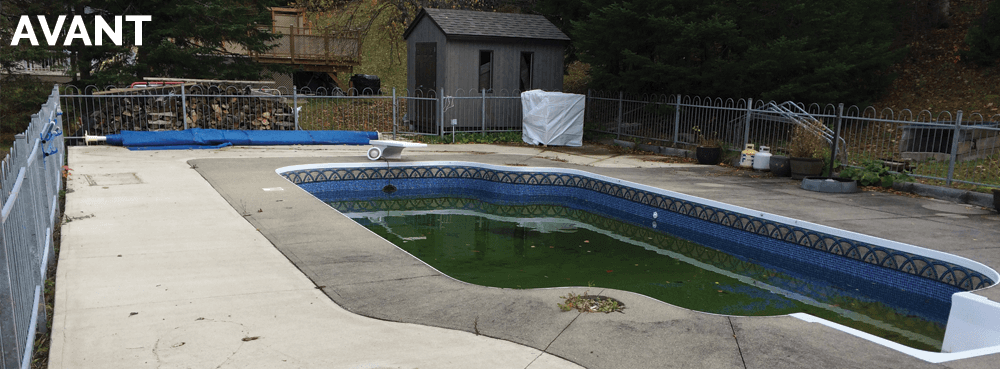 Une piscine vide avec le mot avant en bas