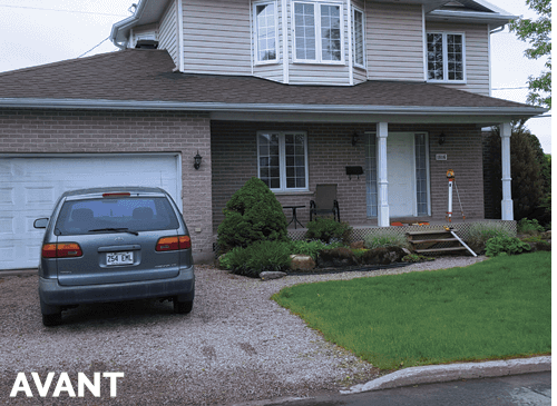Une voiture est garée devant une maison qui dit avant