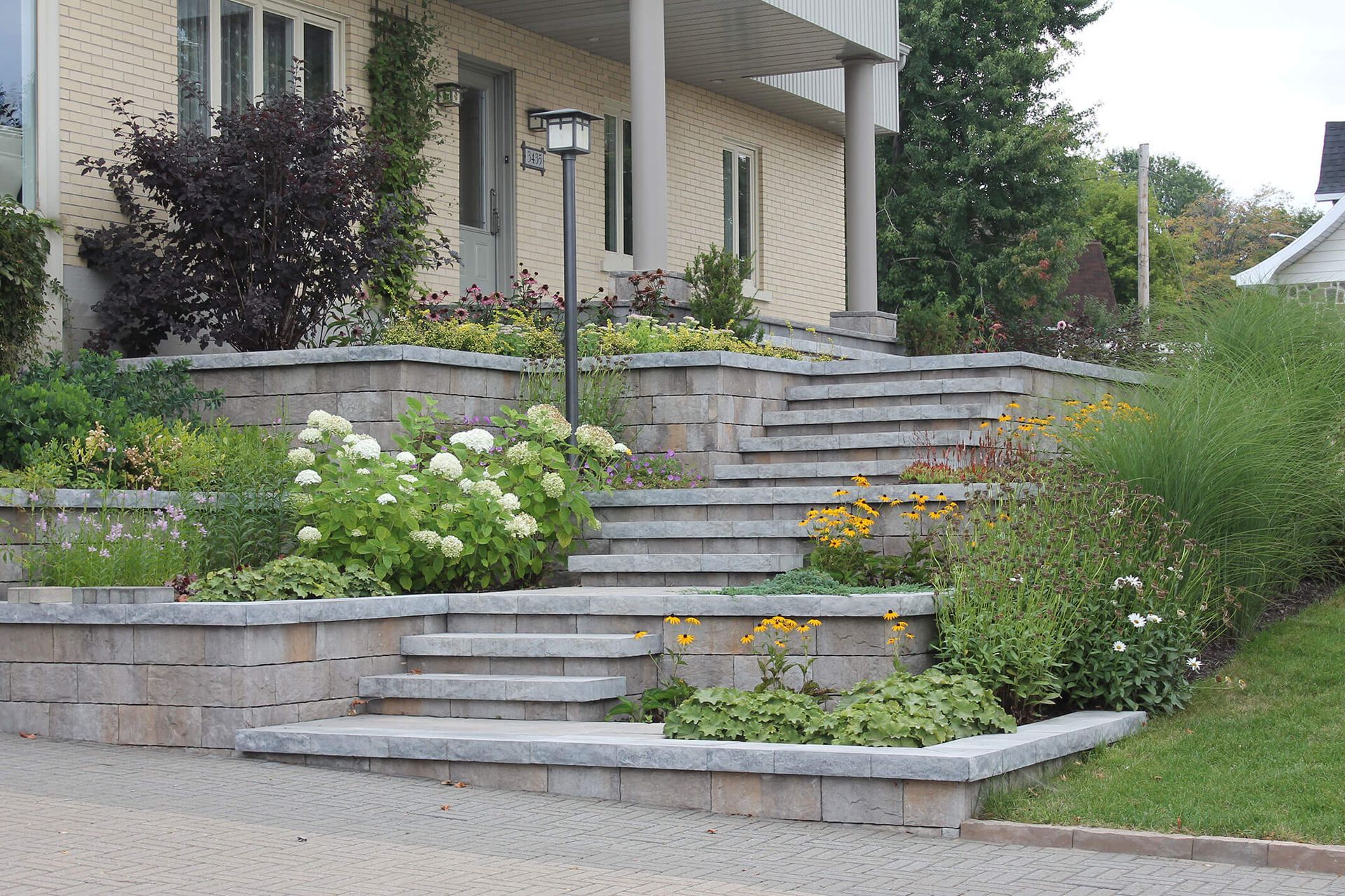 Un escalier menant à une maison