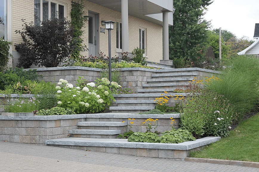 Un escalier menant à une maison