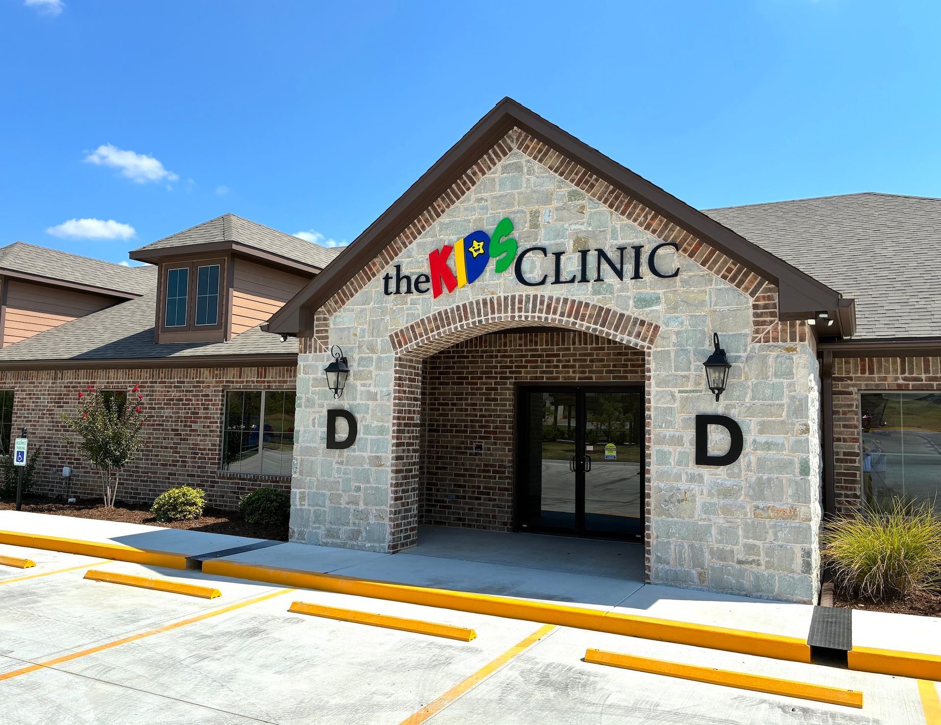 Exterior photo of The Kids Clinic building on Country Club